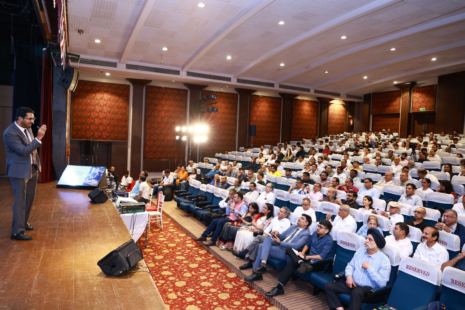 CA Dhaval Kodilkar addressing a packed auditorium at the National Conference on AI, Mumbai