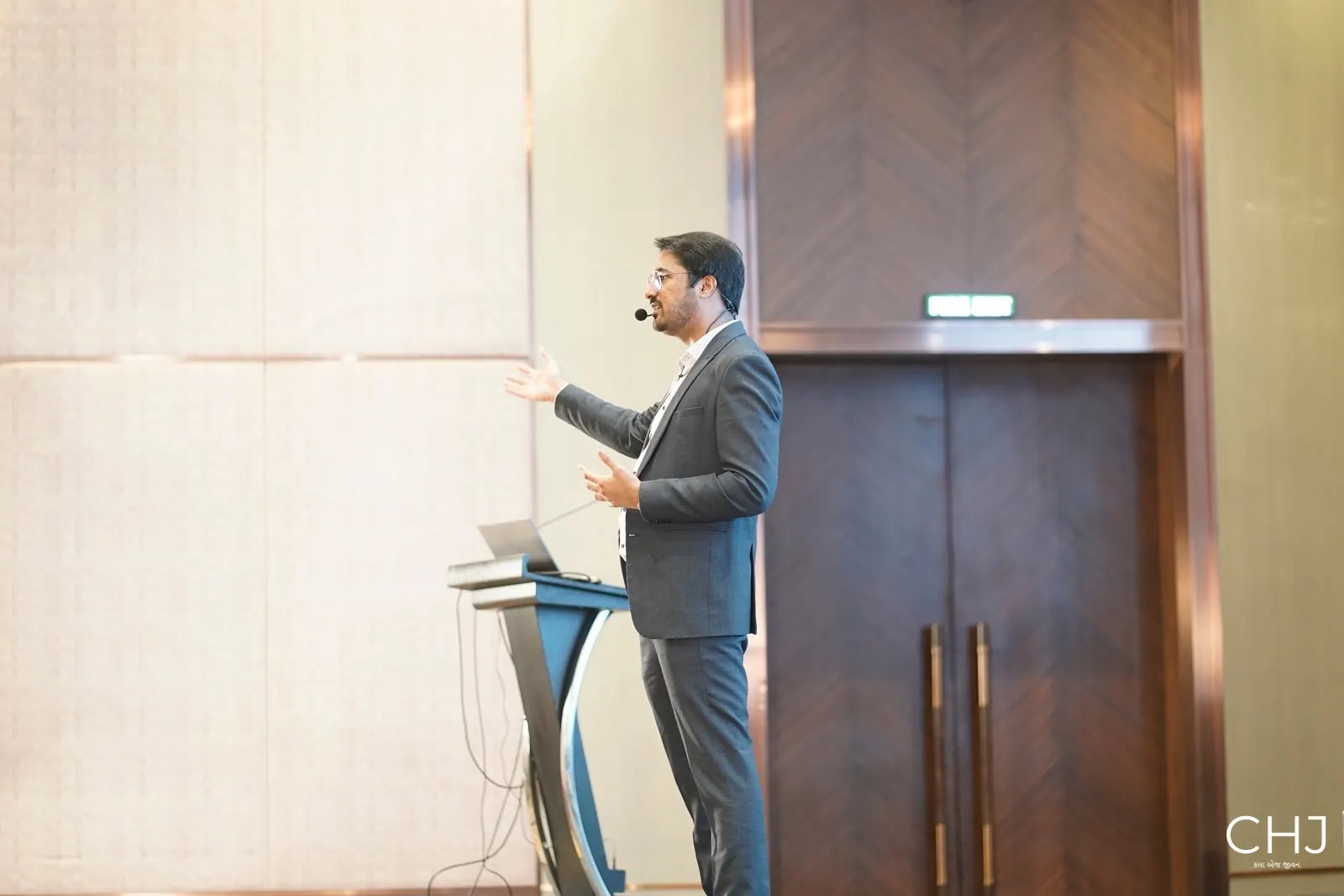 CA Dhaval Kodilkar presenting on AI at the Utkarsh conference in Vadodara